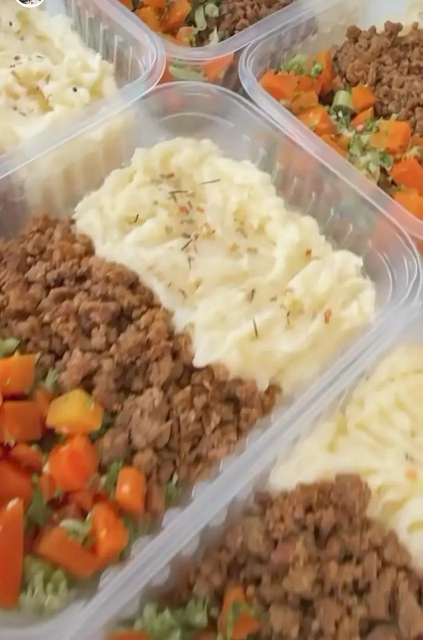 Marmitex fitness: carne moída, purê e legumes